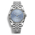 Montre Seiko Mod Arabic Dial Bleu clair équipée du mouvement automatique Seiko NH35 avec un cadran bleu ciel à chiffres arabes et bracelet et boitier en acier inoxydable