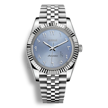 Montre Seiko Mod Arabic Dial Bleu clair équipée du mouvement automatique Seiko NH35 avec un cadran bleu ciel à chiffres arabes et bracelet et boitier en acier inoxydable