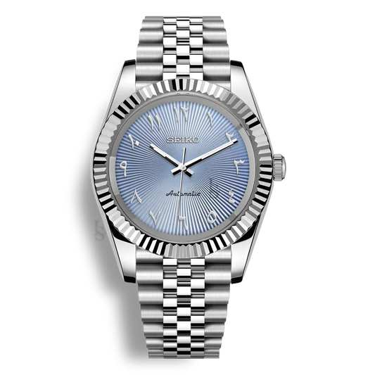 Montre Seiko Mod Arabic Dial Bleu clair équipée du mouvement automatique Seiko NH35 avec un cadran bleu ciel à chiffres arabes et bracelet et boitier en acier inoxydable