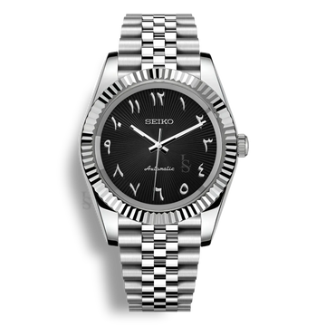 Montre Seiko Mod Arabic Dial Noir équipée du mouvement automatique Seiko NH35 avec un cadran noir sobre à chiffres arabes et bracelet et boitier en acier inoxydable