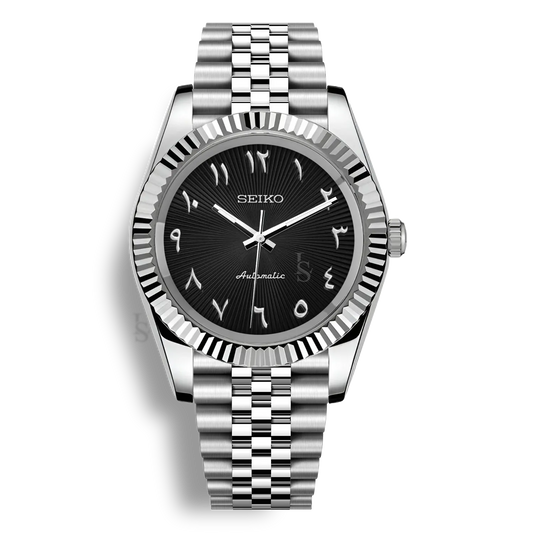 Montre Seiko Mod Arabic Dial Noir équipée du mouvement automatique Seiko NH35 avec un cadran noir sobre à chiffres arabes et bracelet et boitier en acier inoxydable
