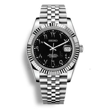 Montre Seiko Mod Arabic Dial Professionnal Noire équipée du mouvement automatique Seiko NH35 avec un cadran noir brillant à chiffres arabes et bracelet et boitier en acier inoxydable