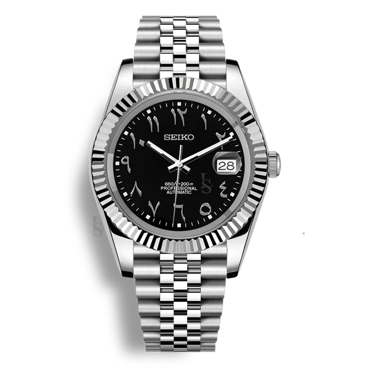 Montre Seiko Mod Arabic Dial Professionnal Noire équipée du mouvement automatique Seiko NH35 avec un cadran noir brillant à chiffres arabes et bracelet et boitier en acier inoxydable