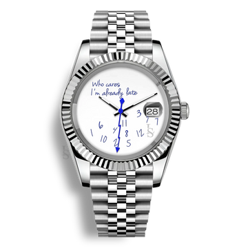 Montre Seiko Mod Datejust Who Cares I’m Already Late avec cadran aux inscriptions bleues et trotteuse éclair bleue, inspiration rolex