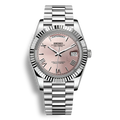 Montre SeikoMod Day Date cadran couleur rose pâle affichant le nom du jour avec bracelet président en acier et mouvement automatique miyota 8285